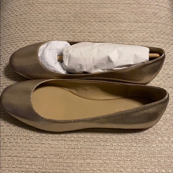 Ann Taylor gold flats - Picture 2 of 3